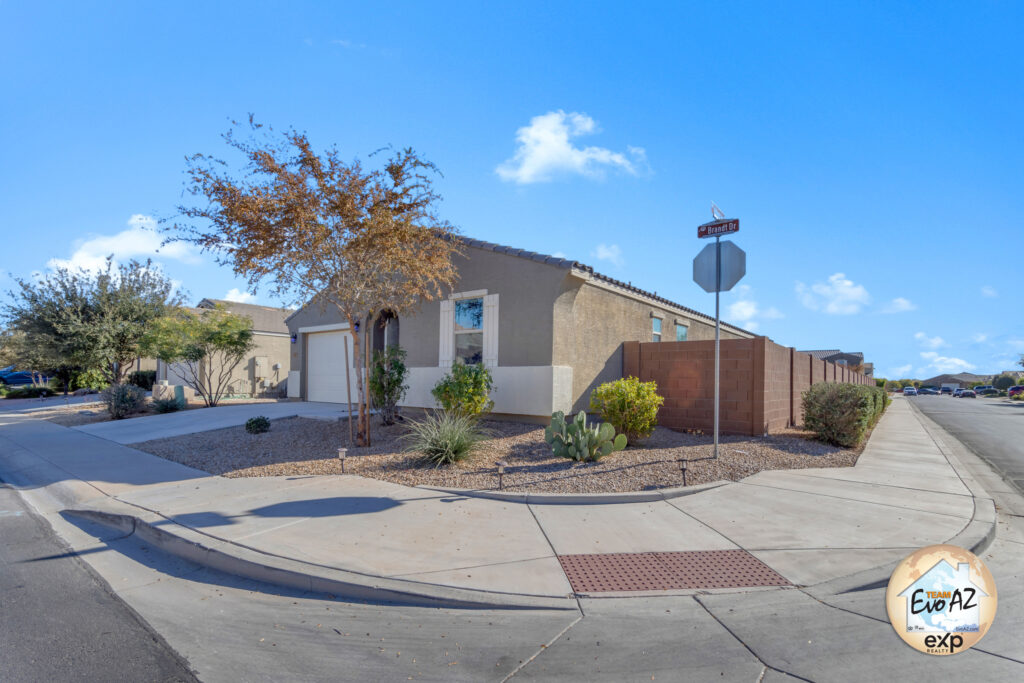 Single-level home for sale in Homestead North neighborhood of Maricopa Arizona
