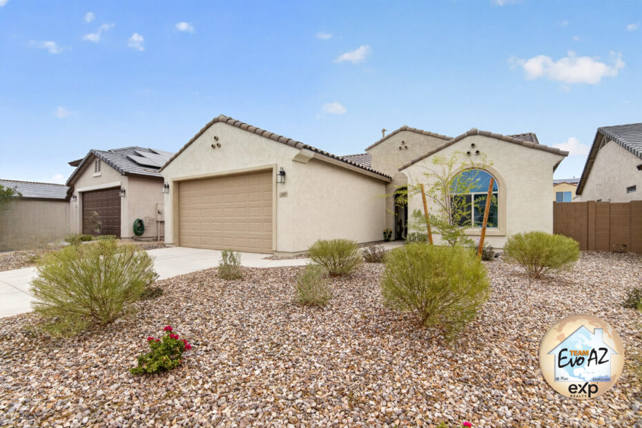 Exterior of Florence AZ single level home in Anthem at Merrill Ranch and covered patio and backyard